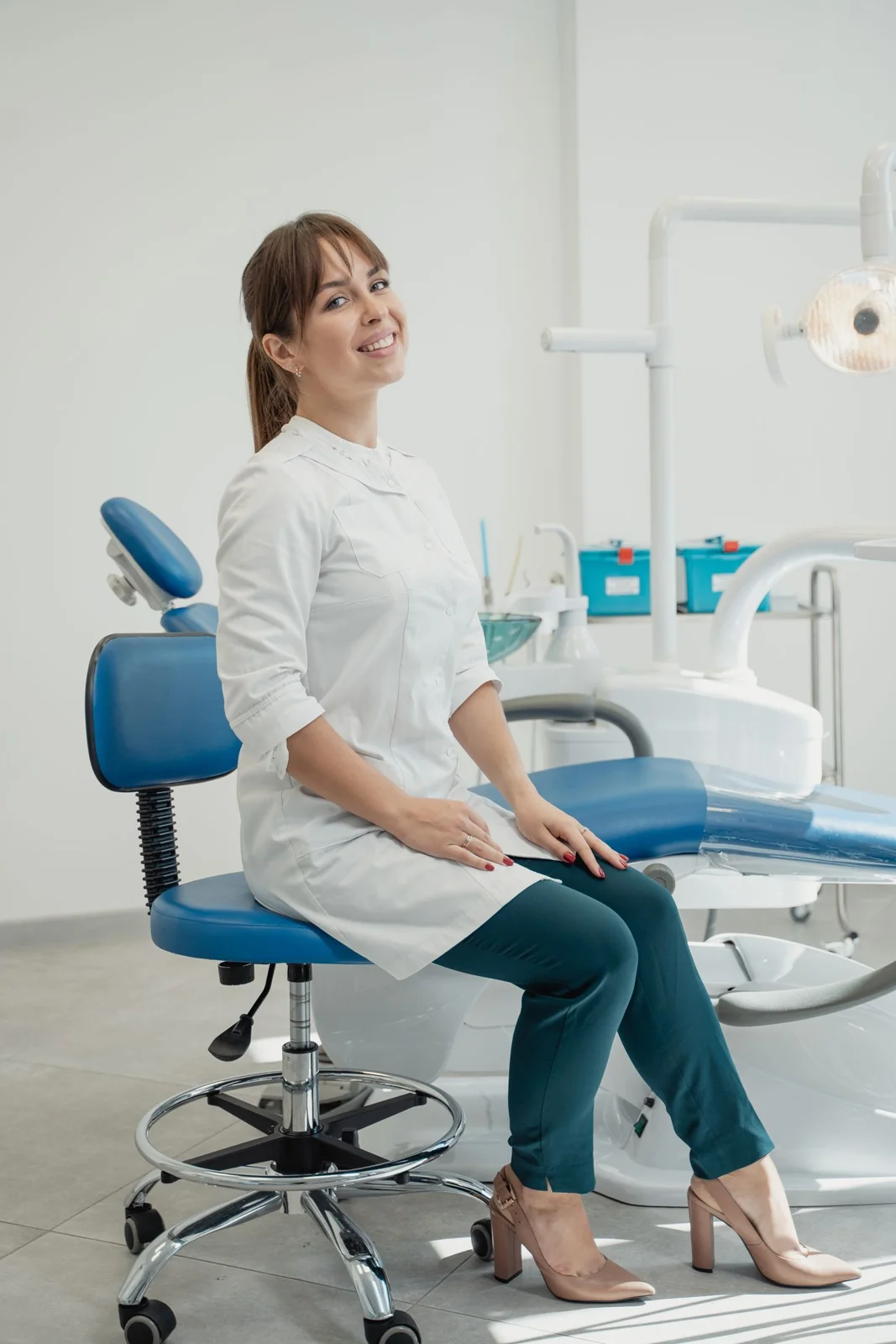 Ilustrasi tenaga profesional di ruang dental